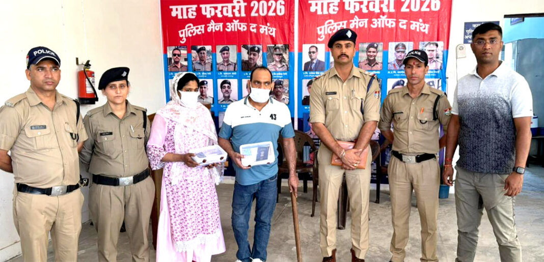 हरिद्वार में बड़ा खुलासा: फर्जी दस्तावेजों पर रह रही महिला गिरफ्तार, मददगार भी पकड़ा हरिद्वार में बड़ा खुलासा: फर्जी दस्तावेजों पर रह रही महिला गिरफ्तार, मददगार भी पकड़ा