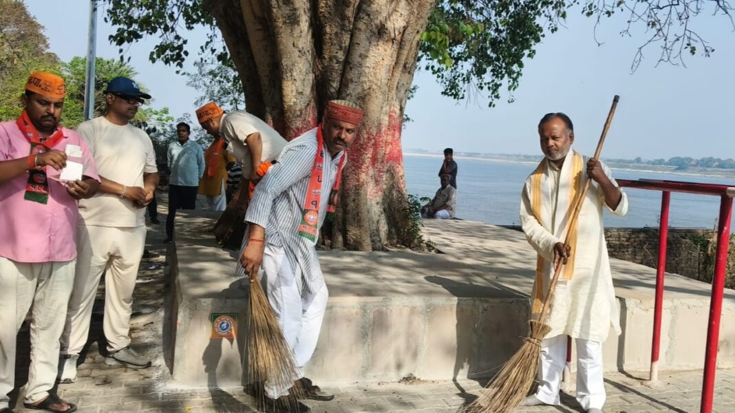 भाजपा का घर-घर संपर्क अभियान: गंगा घाट सफाई से दिया बड़ा संदेश, जानिए पूरी खबर भाजपा का घर-घर संपर्क अभियान: गंगा घाट सफाई से दिया बड़ा संदेश, जानिए पूरी खबर