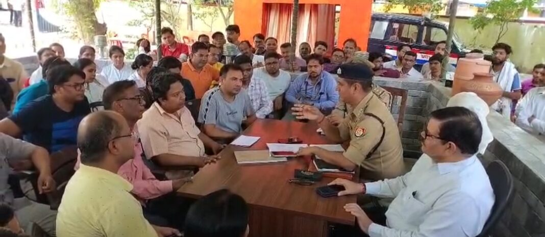 हमीरपुर जिला अस्पताल में बवाल! मरीज की मौत के बाद डॉक्टर पर हमला, इमरजेंसी सेवाएं ठप हमीरपुर जिला अस्पताल में बवाल! मरीज की मौत के बाद डॉक्टर पर हमला, इमरजेंसी सेवाएं ठप
