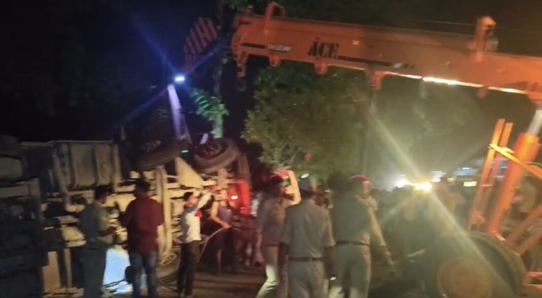 अमेठी में दर्दनाक हादसा! प्याज लदा ट्रक बाइकों पर पलटा, तीन युवकों की मौत अमेठी में दर्दनाक हादसा! प्याज लदा ट्रक बाइकों पर पलटा, तीन युवकों की मौत