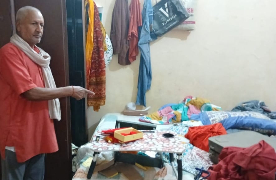 मीरजापुर में बड़ी चोरी: बंद मकान से लाखों का माल साफ, CCTV भी तोड़ ले गए चोर मीरजापुर में बड़ी चोरी: बंद मकान से लाखों का माल साफ, CCTV भी तोड़ ले गए चोर