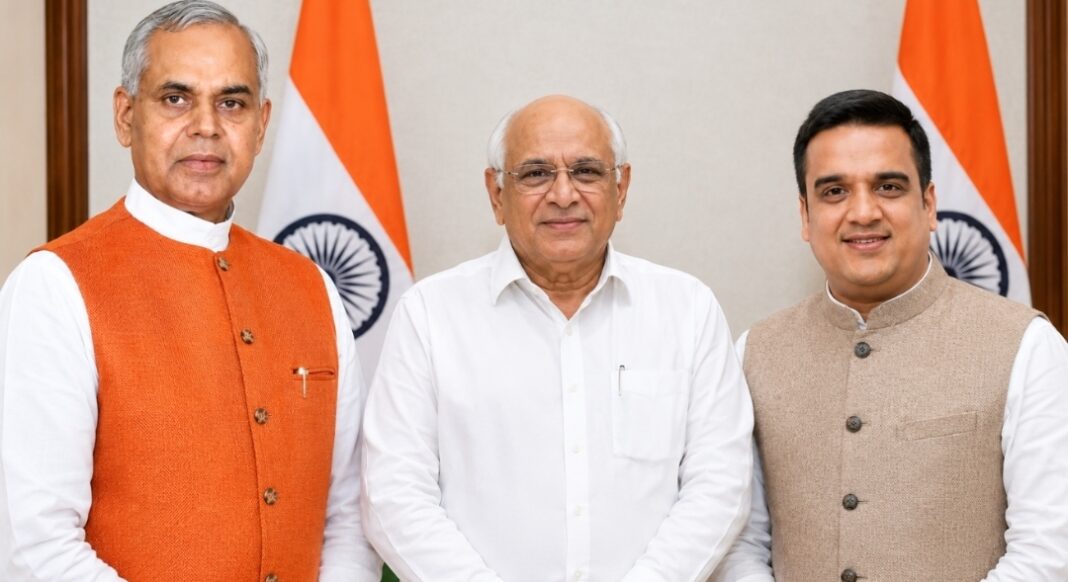 प्रधानमंत्री मोदी की अपील का असर, गुजरात में नेताओं ने घटाए काफिले और बदला सफर तरीका प्रधानमंत्री मोदी की अपील का असर, गुजरात में नेताओं ने घटाए काफिले और बदला सफर तरीका