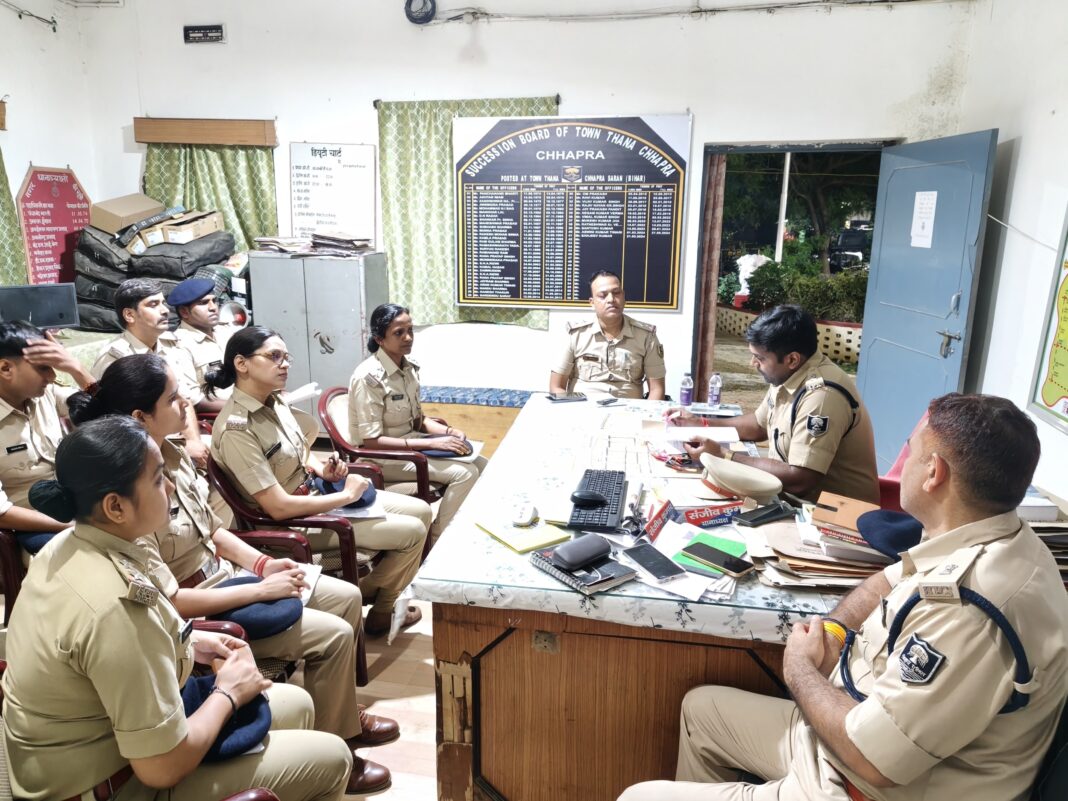 देर रात सड़कों पर उतरे एसएसपी! थाने का औचक निरीक्षण कर दिए सख्त निर्देश देर रात सड़कों पर उतरे एसएसपी! थाने का औचक निरीक्षण कर दिए सख्त निर्देश