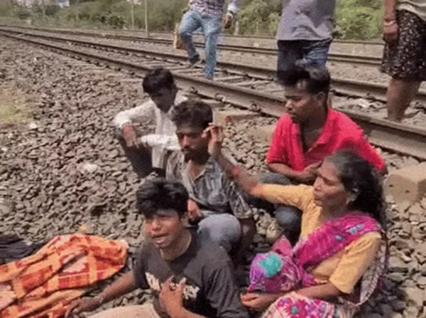 भोपाल रेलवे ट्रैक पर युवक का शव मिलने से सनसनी, मां ने पड़ोसी पर लगाया हत्या का आरोप भोपाल रेलवे ट्रैक पर युवक का शव मिलने से सनसनी, मां ने पड़ोसी पर लगाया हत्या का आरोप