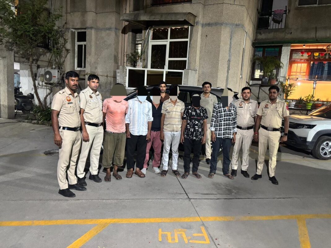 10 लाख की ज्वेलरी चोरी का खुलासा! 6 आरोपी गिरफ्तार, भारी मात्रा में माल बरामद 10 लाख की ज्वेलरी चोरी का खुलासा! 6 आरोपी गिरफ्तार, भारी मात्रा में माल बरामद