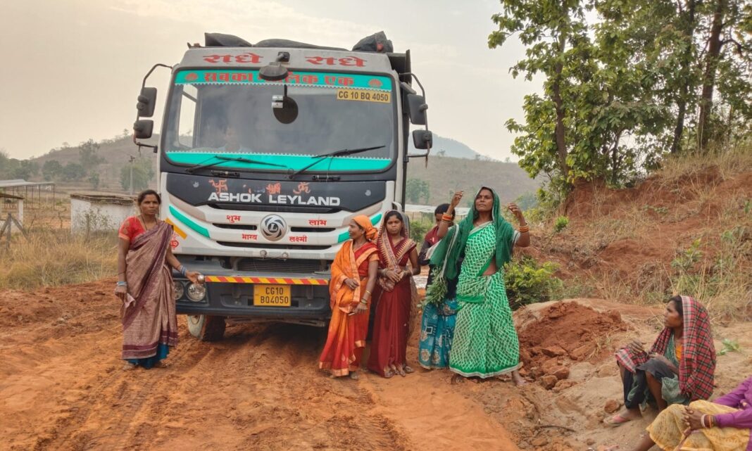 कोरबा में महिलाओं का बड़ा एक्शन, अवैध रेत खनन करते दो जेसीबी और हाइवा पकड़े कोरबा में महिलाओं का बड़ा एक्शन, अवैध रेत खनन करते दो जेसीबी और हाइवा पकड़े
