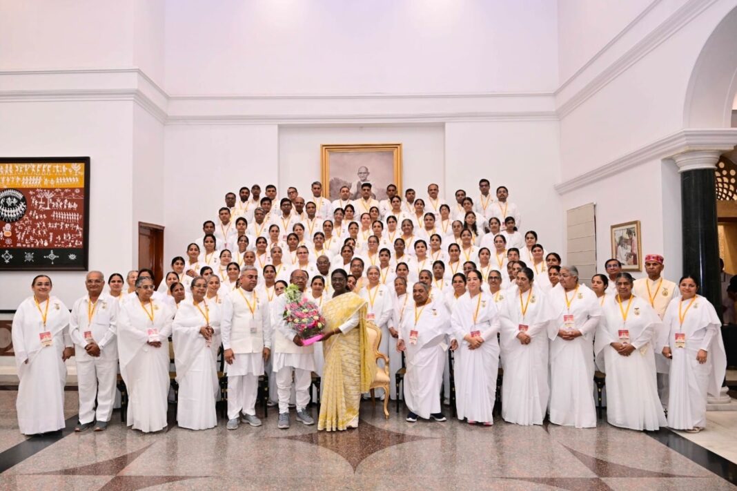 राष्ट्रपति द्रौपदी मुर्मू से मिले ब्रह्माकुमारीज़ समाज सेवा प्रभाग के प्रतिनिधि, सेवा कार्यों की दी जानकारी राष्ट्रपति द्रौपदी मुर्मू से मिले ब्रह्माकुमारीज़ समाज सेवा प्रभाग के प्रतिनिधि, सेवा कार्यों की दी जानकारी