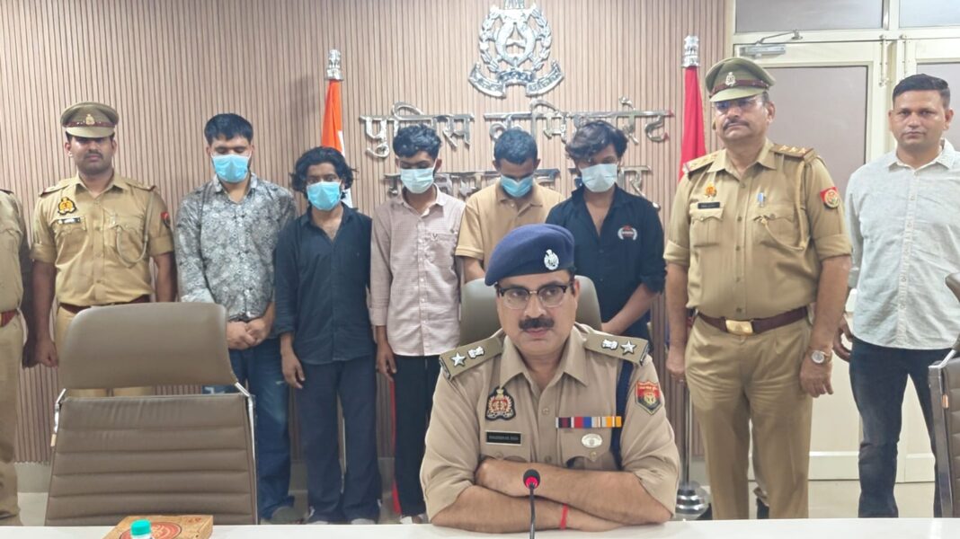 नोएडा में लिफ्ट देकर लूट करने वाला गैंग गिरफ्तार, पुलिस ने पांच बदमाश दबोचे नोएडा में लिफ्ट देकर लूट करने वाला गैंग गिरफ्तार, पुलिस ने पांच बदमाश दबोचे
