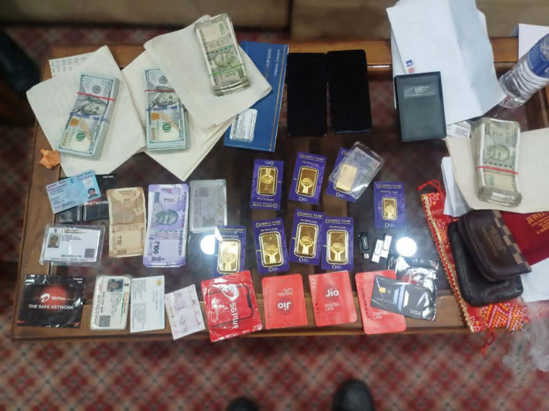 नेपाल सीमा पर बड़ी कार्रवाई, भारतीय नागरिक से 570 ग्राम सोना और 20 हजार डॉलर बरामद नेपाल सीमा पर बड़ी कार्रवाई, भारतीय नागरिक से 570 ग्राम सोना और 20 हजार डॉलर बरामद
