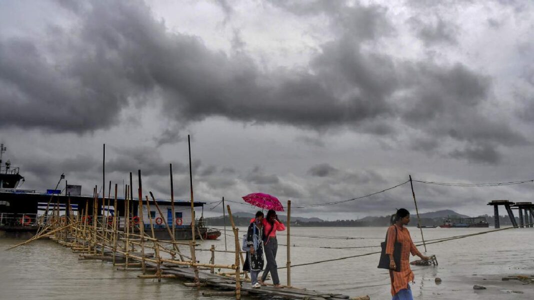 दक्षिण बंगाल में बढ़ेगी गर्मी और उमस, उत्तर बंगाल में भारी बारिश का अलर्ट दक्षिण बंगाल में बढ़ेगी गर्मी और उमस, उत्तर बंगाल में भारी बारिश का अलर्ट