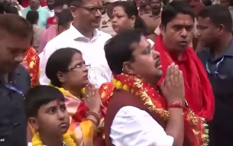 कामाख्या धाम पहुंचे बड़े नेता, नई सरकार के शपथ समारोह से पहले लिया आशीर्वाद कामाख्या धाम पहुंचे बड़े नेता, नई सरकार के शपथ समारोह से पहले लिया आशीर्वाद