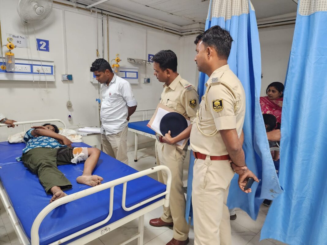 घर के बाहर बैठी युवती पर ताबड़तोड़ फायरिंग, जांघ में लगी गोली, साजिश की आशंका घर के बाहर बैठी युवती पर ताबड़तोड़ फायरिंग, जांघ में लगी गोली, साजिश की आशंका