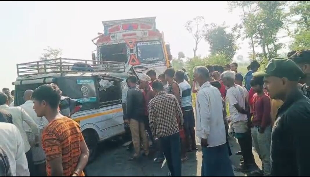 लखीमपुर-बहराइच हाईवे पर भीषण हादसा, ट्रक-मैजिक टक्कर में 8 मजदूरों की मौत लखीमपुर-बहराइच हाईवे पर भीषण हादसा, ट्रक-मैजिक टक्कर में 8 मजदूरों की मौत