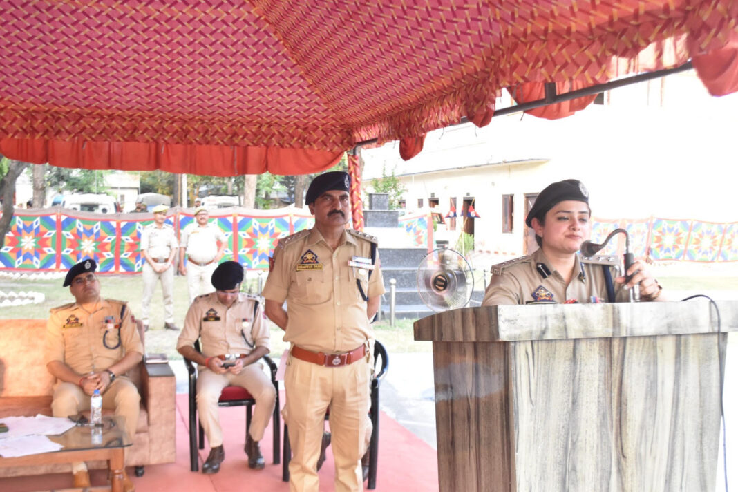 कठुआ में आतंक विरोधी ऑपरेशन के हीरो बने जवान, 70 पुलिसकर्मी हुए सम्मानित कठुआ में आतंक विरोधी ऑपरेशन के हीरो बने जवान, 70 पुलिसकर्मी हुए सम्मानित