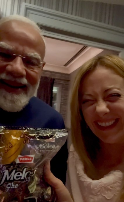 PM मोदी ने जॉर्जिया मेलोनी को गिफ्ट की ‘मेलोडी’, सोशल मीडिया पर वायरल हुआ वीडियो PM मोदी ने जॉर्जिया मेलोनी को गिफ्ट की ‘मेलोडी’, सोशल मीडिया पर वायरल हुआ वीडियो