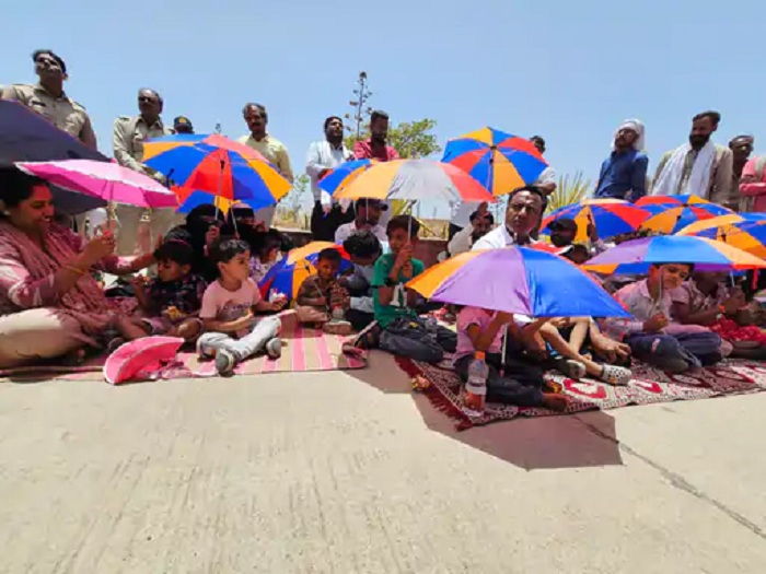 40 डिग्री गर्मी में आरटीई प्रवेश के लिए धरने पर बैठे मासूम, मंदसौर कलेक्टर कार्यालय के बाहर प्रदर्शन 40 डिग्री गर्मी में आरटीई प्रवेश के लिए धरने पर बैठे मासूम, मंदसौर कलेक्टर कार्यालय के बाहर प्रदर्शन