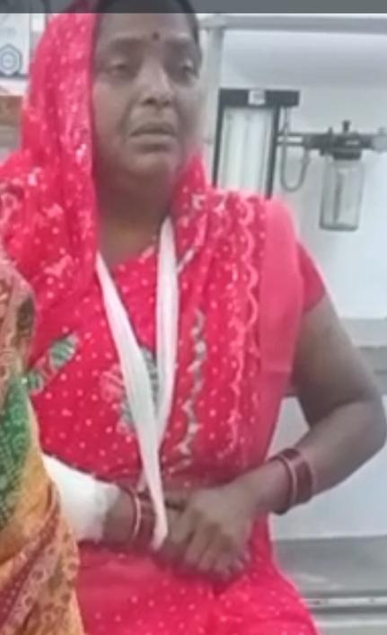 अलमारी से पिस्टल निकालते ही चली गोली! महिला गंभीर रूप से घायल अलमारी से पिस्टल निकालते ही चली गोली! महिला गंभीर रूप से घायल