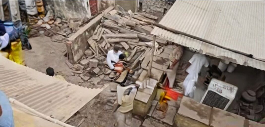 कर्नाटक में बारिश का कहर! आंधी-बिजली से छह लोगों की दर्दनाक मौत कर्नाटक में बारिश का कहर! आंधी-बिजली से छह लोगों की दर्दनाक मौत