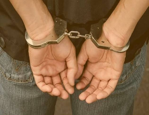 हावड़ा में पुलिस का बड़ा एक्शन! दो कुख्यात बदमाश गिरफ्तार हावड़ा में पुलिस का बड़ा एक्शन! दो कुख्यात बदमाश गिरफ्तार