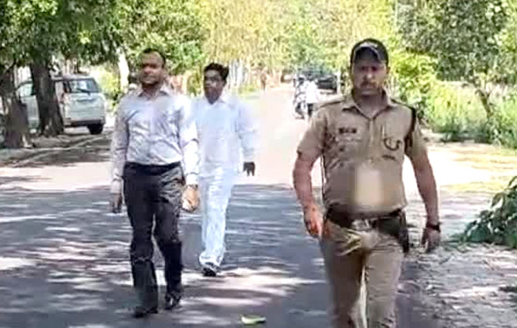 प्रधानमंत्री की अपील का असर! हरिद्वार में डीएम समेत अधिकारी पैदल पहुंचे दफ्तर प्रधानमंत्री की अपील का असर! हरिद्वार में डीएम समेत अधिकारी पैदल पहुंचे दफ्तर