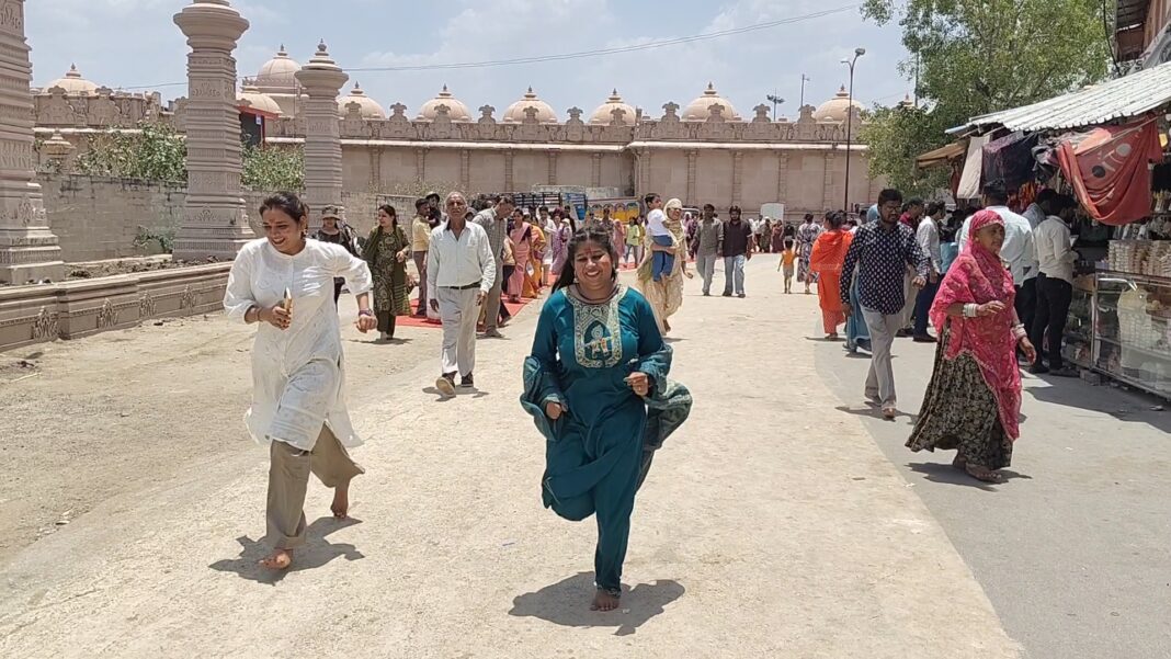 सांवलियाजी मंदिर में श्रद्धालु बेहाल! तपती सड़क पर नंगे पैर दौड़ने को मजबूर भक्त सांवलियाजी मंदिर में श्रद्धालु बेहाल! तपती सड़क पर नंगे पैर दौड़ने को मजबूर भक्त
