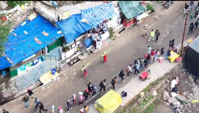 केदारनाथ धाम में उमड़ी श्रद्धालुओं की भारी भीड़, प्रशासन ने बढ़ाई सुरक्षा व्यवस्था केदारनाथ धाम में उमड़ी श्रद्धालुओं की भारी भीड़, प्रशासन ने बढ़ाई सुरक्षा व्यवस्था