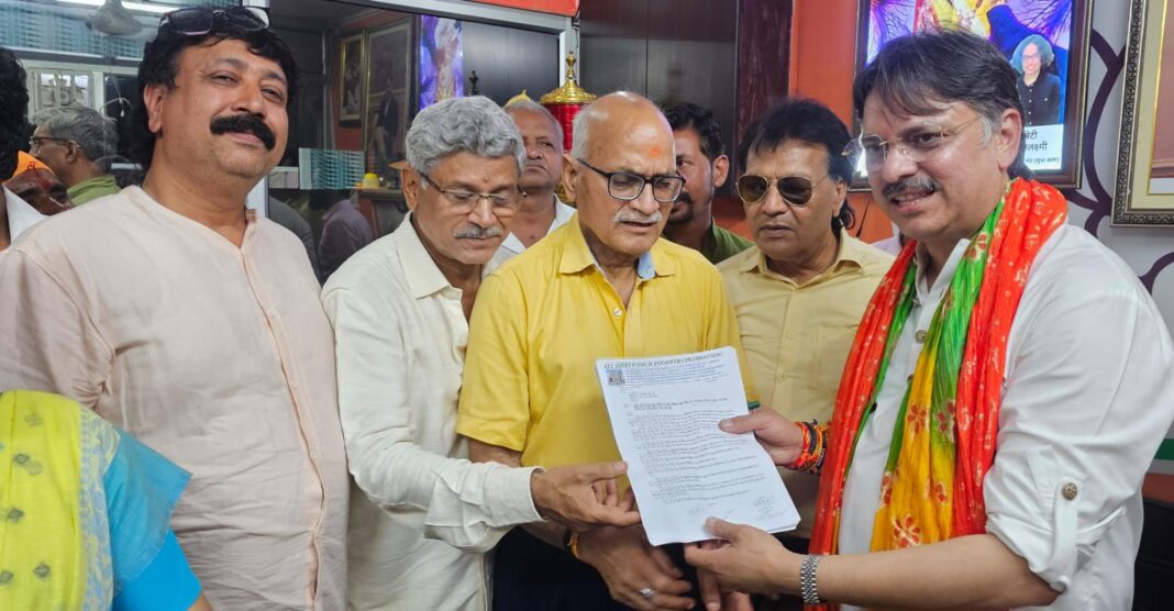 लखनऊ में लगेगी पंडित राम प्रसाद बिस्मिल की प्रतिमा! विधायक डॉ. राजेश्वर सिंह ने किया बड़ा ऐलान लखनऊ में लगेगी पंडित राम प्रसाद बिस्मिल की प्रतिमा! विधायक डॉ. राजेश्वर सिंह ने किया बड़ा ऐलान
