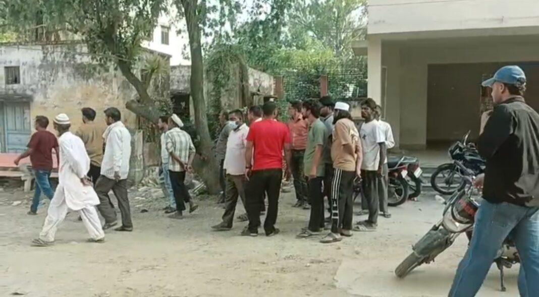 पांच दिन बाद झाड़ियों में मिला युवक का शव, हत्या के आरोप से मचा हड़कंप पांच दिन बाद झाड़ियों में मिला युवक का शव, हत्या के आरोप से मचा हड़कंप