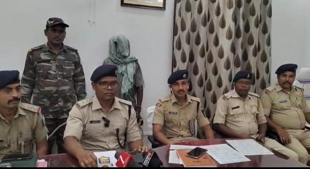 तीर-धनुष से बुजुर्ग पर हमला करने वाला आरोपी गिरफ्तार, पुलिस ने बरामद किया हथियार तीर-धनुष से बुजुर्ग पर हमला करने वाला आरोपी गिरफ्तार, पुलिस ने बरामद किया हथियार