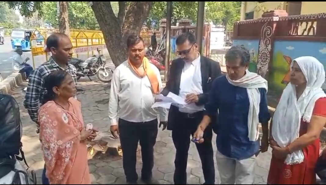 जबलपुर के कटरा क्षेत्र में हिंदू परिवारों ने जताई असुरक्षा, प्रशासन से लगाई सुरक्षा की गुहार जबलपुर के कटरा क्षेत्र में हिंदू परिवारों ने जताई असुरक्षा, प्रशासन से लगाई सुरक्षा की गुहार