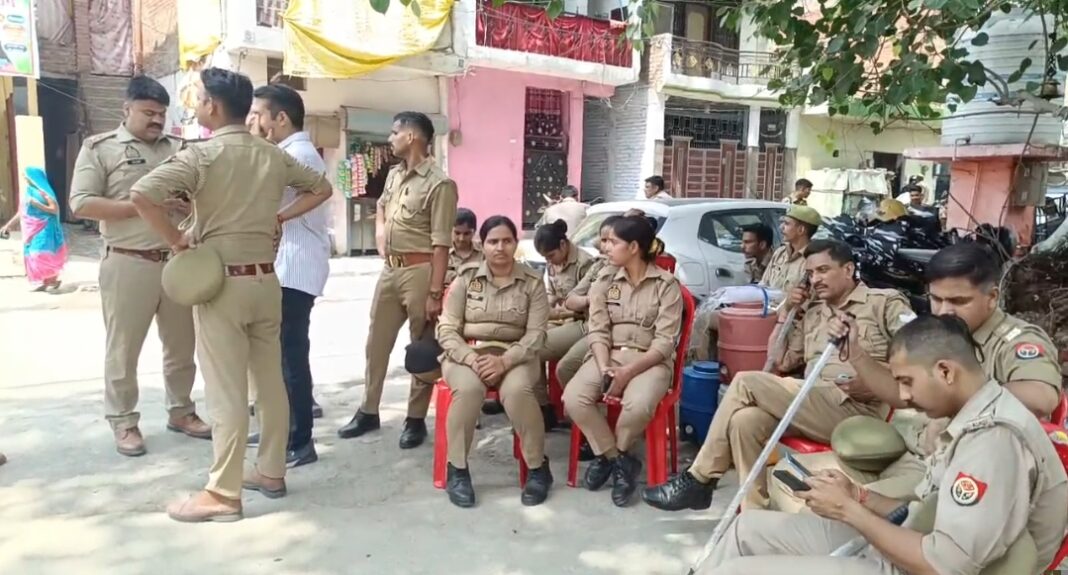 परमट स्कूल विवाद बढ़ा! सपा विधायक अमिताभ बाजपेयी के घर के बाहर भारी पुलिस बल तैनात परमट स्कूल विवाद बढ़ा! सपा विधायक अमिताभ बाजपेयी के घर के बाहर भारी पुलिस बल तैनात