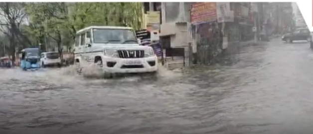 जोराबाट में बारिश के बाद जलभराव, राष्ट्रीय राजमार्ग पर लगा लंबा जाम जोराबाट में बारिश के बाद जलभराव, राष्ट्रीय राजमार्ग पर लगा लंबा जाम