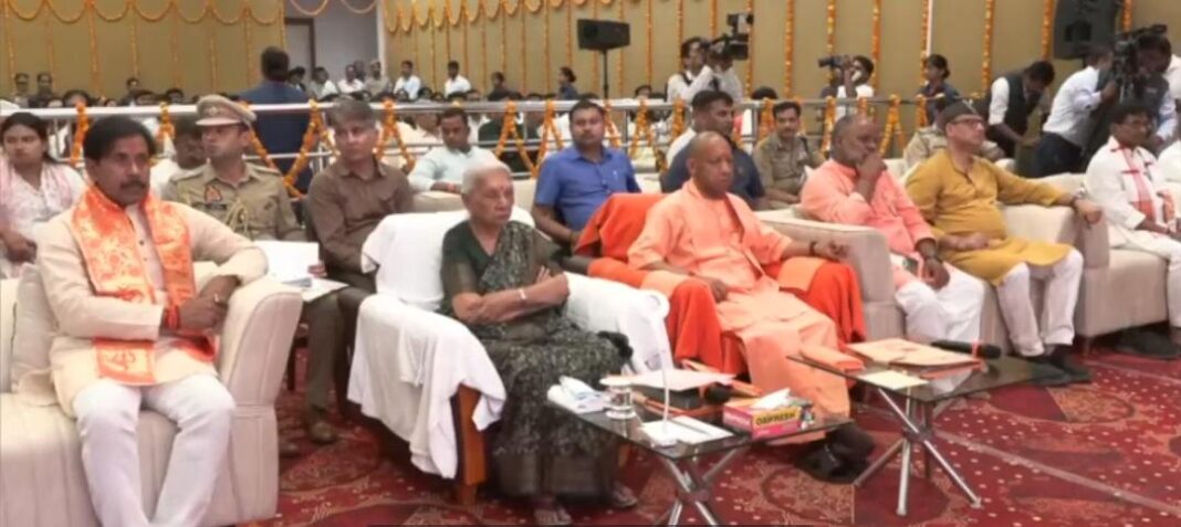 सनातन पर बड़ा बयान: योगी बोले- मंदिरों में नहीं, भारत की चेतना में बसता है सनातन सनातन पर बड़ा बयान: योगी बोले- मंदिरों में नहीं, भारत की चेतना में बसता है सनातन