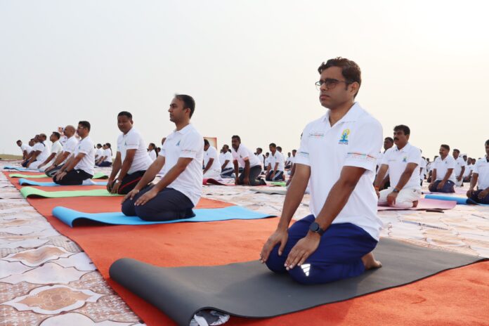 दिल्ली पुलिस कमिश्नर ने अधिकारियों के साथ किया योगाभ्यास