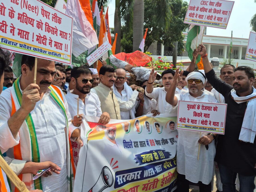प्रदर्शन और प्रधानमंत्री का पुतला दहन प्रदर्शन और प्रधानमंत्री का पुतला दहन
