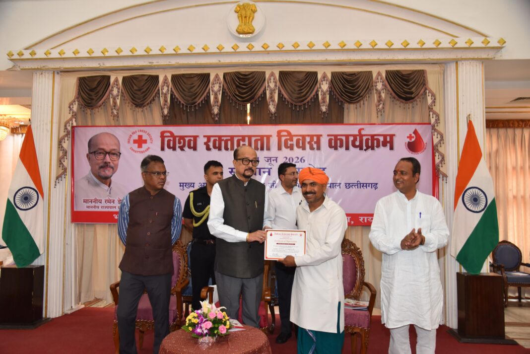 राज्यपाल रमेन डेका ने गगन कुंभकार को सम्मानित किया राज्यपाल रमेन डेका ने गगन कुंभकार को सम्मानित किया