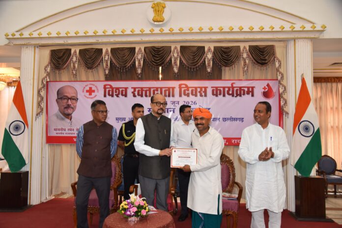 राज्यपाल रमेन डेका ने गगन कुंभकार को सम्मानित किया