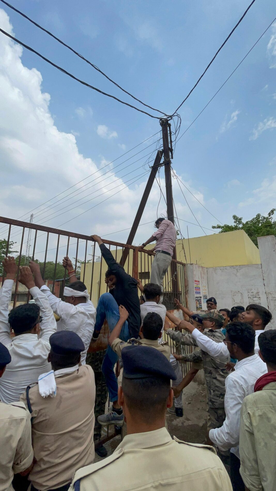 बिजली विभाग के दफ्तर के बाहर कार्यकर्ताओं का विरोध प्रदर्शन विद्युत कार्यालय के बाहर विरोध प्रदर्शन