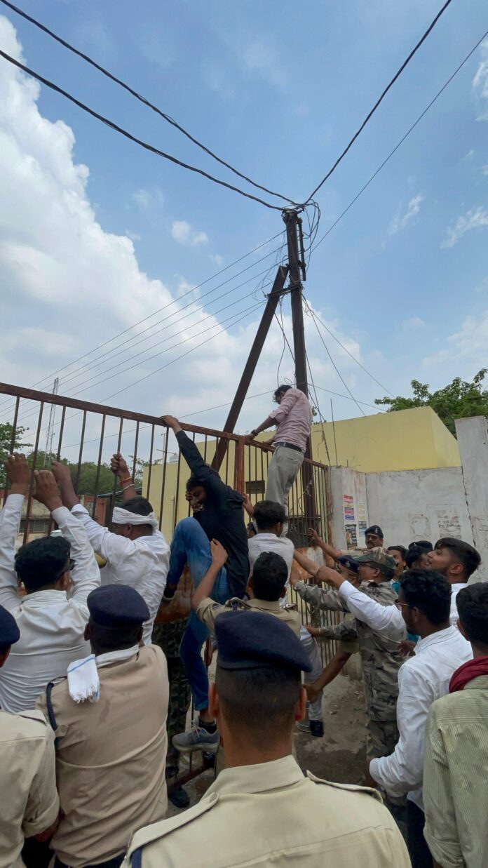 विद्युत कार्यालय के बाहर विरोध प्रदर्शन विद्युत कार्यालय के बाहर विरोध प्रदर्शन