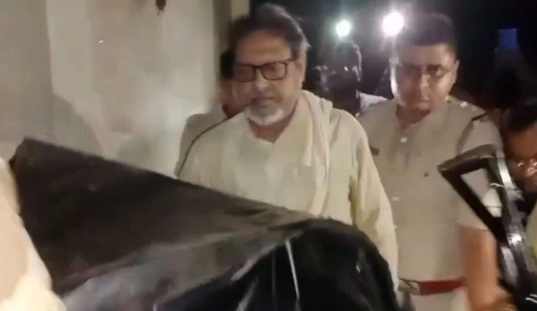 सरकारी राहत सामग्री का बड़ा मामला! तृणमूल नेता गिरफ्तार, गोदाम से मिले सैकड़ों तिरपाल सरकारी राहत सामग्री का बड़ा मामला! तृणमूल नेता गिरफ्तार, गोदाम से मिले सैकड़ों तिरपाल