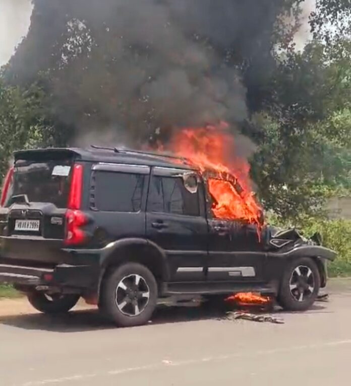 जलती हुई कार में फंसे लोग, भयानक हादसे का शिकार जलती हुई कार में फंसे लोग, भयानक हादसे का शिकार