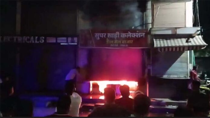 कपड़ा बाजार में आग
