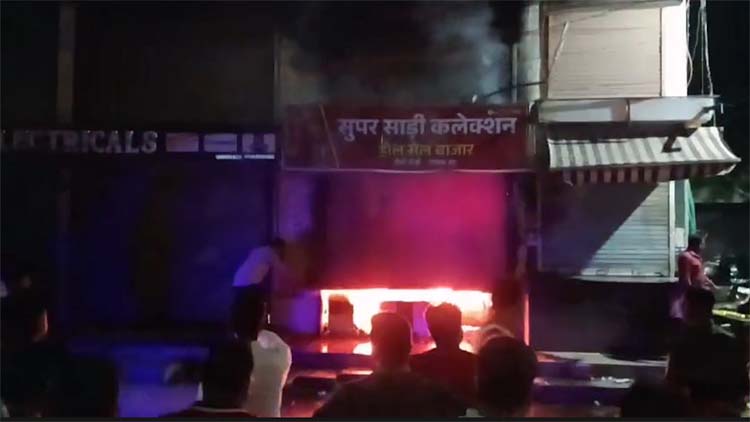 कपड़ा बाजार में आग