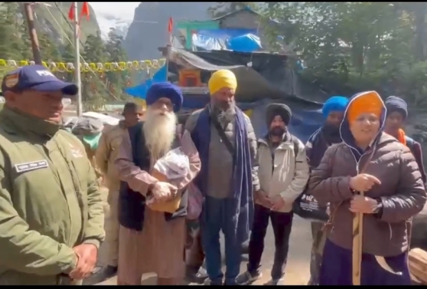हेमकुंड साहिब यात्रा पर निकल पड़े श्रद्धालु, धार्मिक उत्साह और भक्ति का अनुभव कर रहे तीर्थयात्री हेमकुंड साहिब गुरुद्वारा