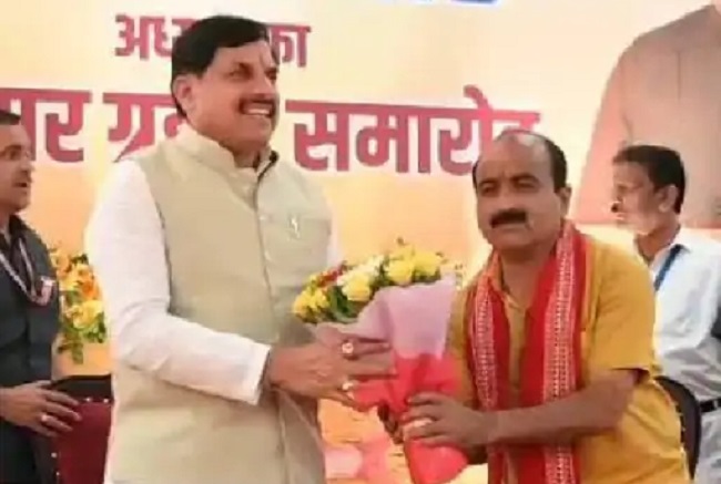 राज्यसभा चुनाव: मध्य प्रदेश की तीसरी सीट पर भाजपा ने महेश केवट को उतारा, मुकाबला हुआ दिलचस्प राज्यसभा चुनाव: मध्य प्रदेश की तीसरी सीट पर भाजपा ने महेश केवट को उतारा, मुकाबला हुआ दिलचस्प
