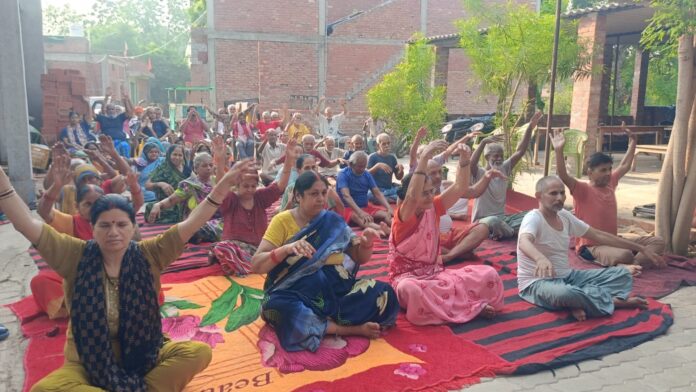 वृद्धाश्रम में योग का जादू: वृद्धजनों को नई ऊर्जा और जीवन जीने का उत्साह दिलाता योगाभ्यास