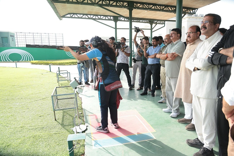 धर्मेन्द्र प्रधान मप्र शूटिंग अकादमी का अवलोकन करते हुए धर्मेन्द्र प्रधान मप्र शूटिंग अकादमी का अवलोकन करते हुए