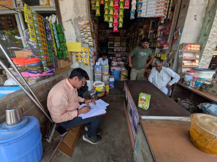 नियमों का उल्लंघन: अधिकारी ने की सैंपलिंग कार्रवाई