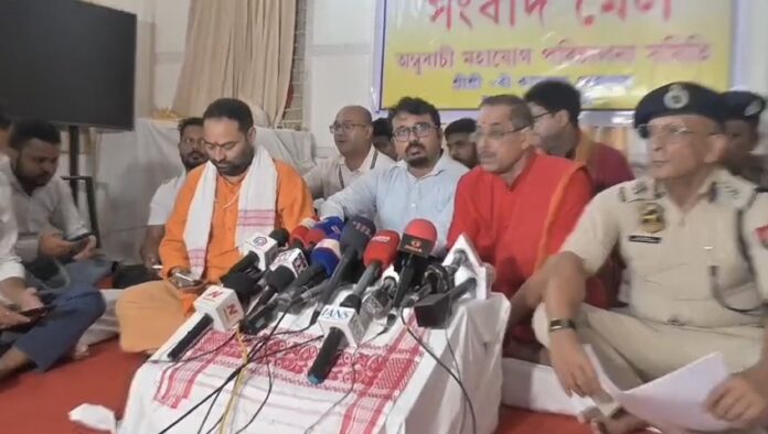 कामाख्या मंदिर में आयोजित प्रेस कॉन्फ्रेंस: कामरूप महानगर आयुक्त और ट्रैफिक पुलिस ने साझा की महत्वपूर्ण जानकारी कामाख्या मंदिर में आयोजित प्रेस कॉन्फ्रेंस: कामरूप महानगर आयुक्त और ट्रैफिक पुलिस ने साझा की महत्वपूर्ण जानकारी