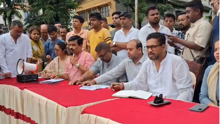 ‘सीधे शंकर’ कार्यक्रम में मौजूद मंत्री शंकर घोष ‘सीधे शंकर’ कार्यक्रम में मौजूद मंत्री शंकर घोष